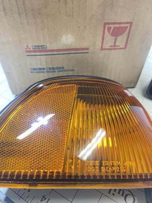 Genuine Mitsubishi Montero Sport Park & Side Lamp MR325898 for