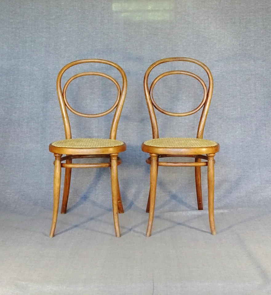 Deux chaises Thonet N°10 de 1870 en paire, prêtes au service. - Photo 1/4