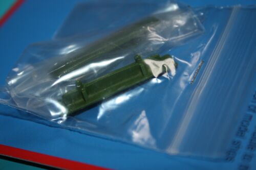 Triang Minic Series 4 .Two Pier Shelters in metal from CN Collectables - Picture 7 of 8
