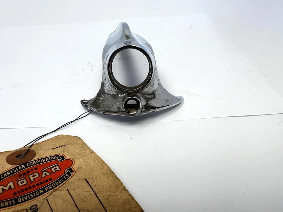 Chrysler New Yorker Saratoga 1941 luz trasera izquierda lente retenedor superior 934598 nuevo en stock Foto 3 de 4