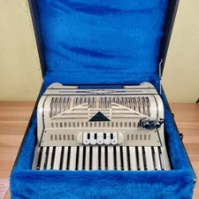 Colombo Grande Vox Accordian Made In Italy 41 Keys/120 Buttons/5 Registers Case