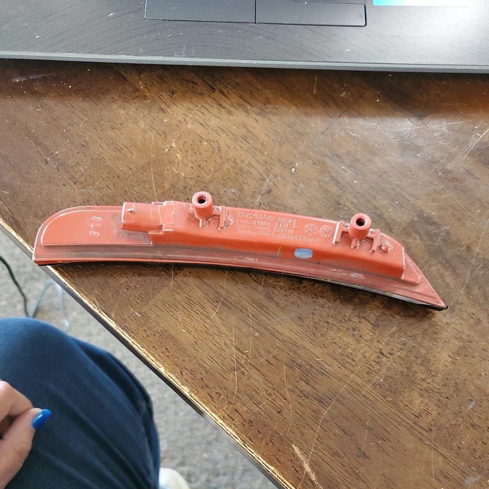 Lámpara marcadora lateral, izquierda - Mopar (68214127AA) Foto 3 de 4