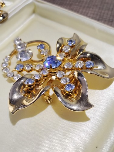 Vintage Wm. H. Block Co Crystal Brooch & Earrings Set Goldtone Blue Floral Deco - Picture 9 of 22