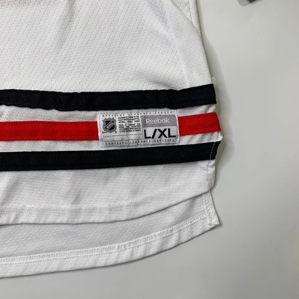 芝加哥黑鹰队球衣男孩 L/XL 白色黑色 Jonathan Toews 曲棍球 NHL 锐步 — 第 3/4 张图片