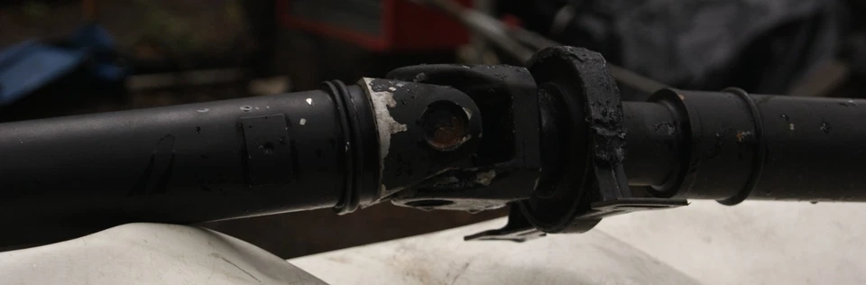 Preowned 2001, 03 BMW E39 525i 530i Drive Propeller Shaft for Automatic Trans - Imagem 3 de 4