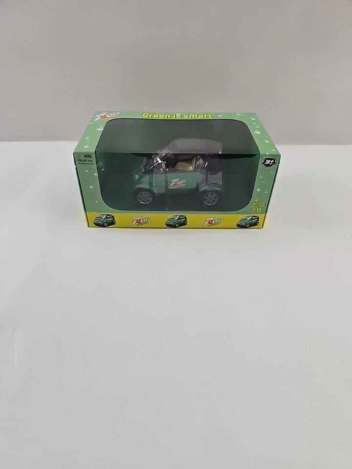 Maisto 1:18 Die Cast 7 Up Smart Car 2010 New 31852 - Image 2 of 4
