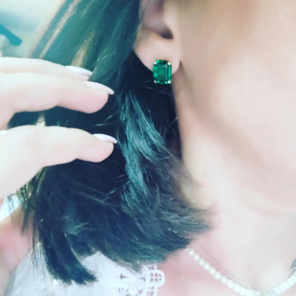 Orecchini Donna in Argento 925  con  ZIRCONE VERDE SMERALDO. orecchini a lobo - Immagine 3 di 4
