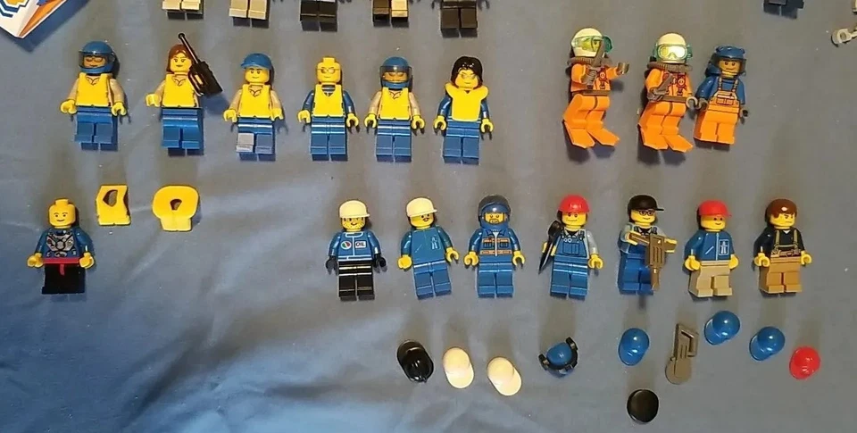 Lote de 42 minifiguras Lego City/Town, Lego Coast Guard, mineros, mecánica + ¡Más! Foto 4 de 4