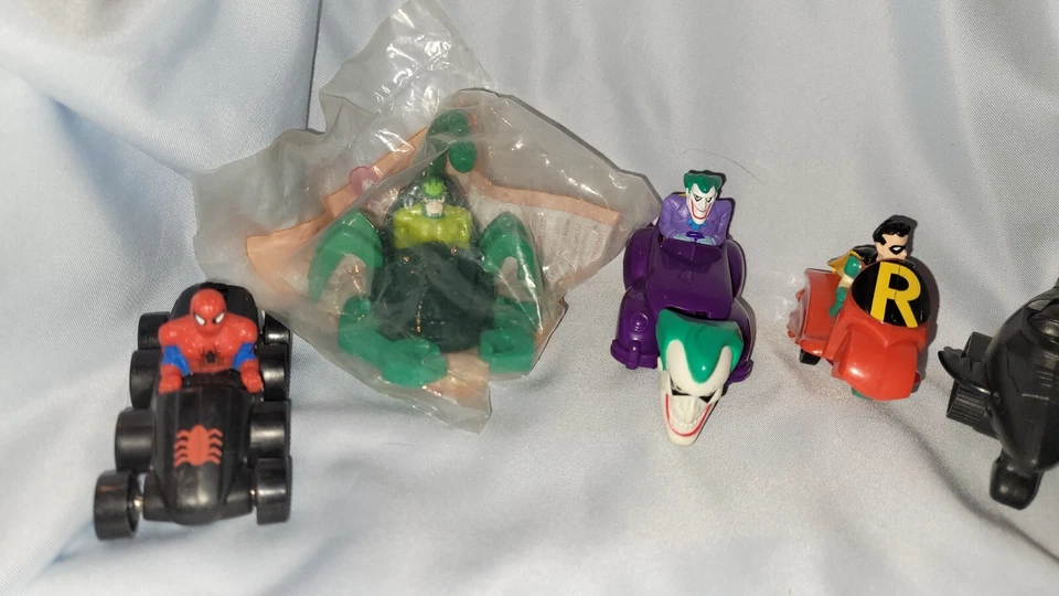 Lote De 12 Juguetes De Colección DC Comic McDonald's Batman Spiderman "99 Penguin Catlady Foto 2 de 4