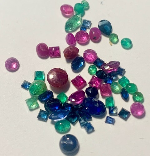 NUEVO Lote de 64 ZAFIROS, ESMERALDAS Y RUBIES naturales. 10,03 ktes.
