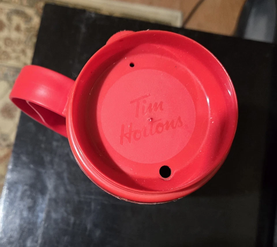 Taza de viaje Tim Hortons de plástico 20 oz 8" con tapa roja rara Foto 3 de 4