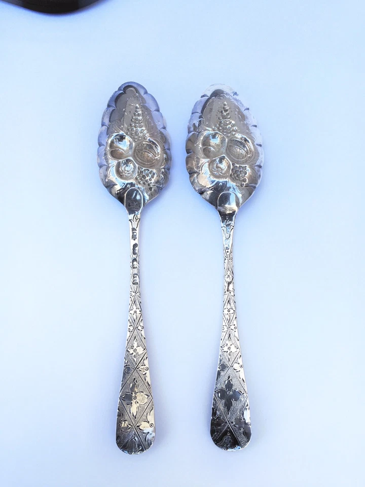 Par de cucharas de bayas esterlinas de Londres Jorge III, 1767 con caja original del siglo XIX Foto 2 de 4