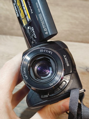 SONY DIGITAL CAMCORDER HDR-XR105E AVCHD FULL 1080P DOLBY DIGITAL 80GB HARD DRIVE - Picture 6 of 16