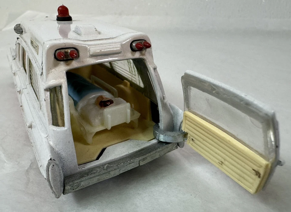 Juguetes Dinky. Cadillac Superior Rescuer en chasis Cadillac con paciente - Inglaterra Foto 3 de 4