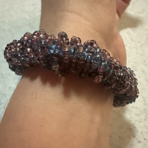 Perlen Twist Haargummi - lila Perlen mit blauem dehnbarem Haargummi innen - Bild 14 von 15