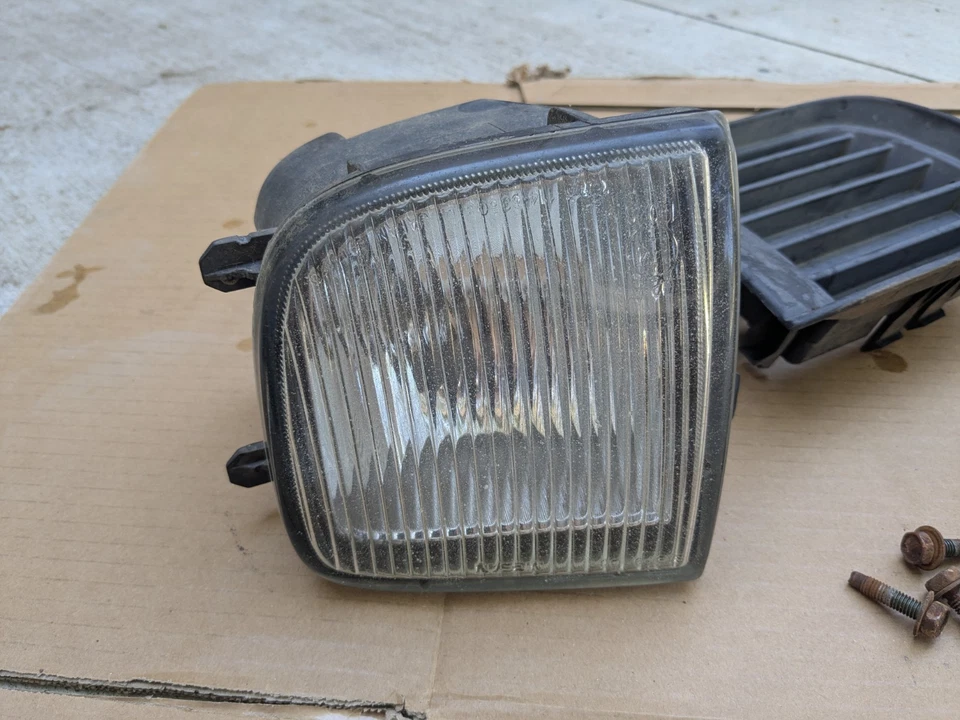 99-04 Nissan Pathfinder lâmpada de farol de neblina passageiro e motorista original do fabricante - Imagem 2 de 4