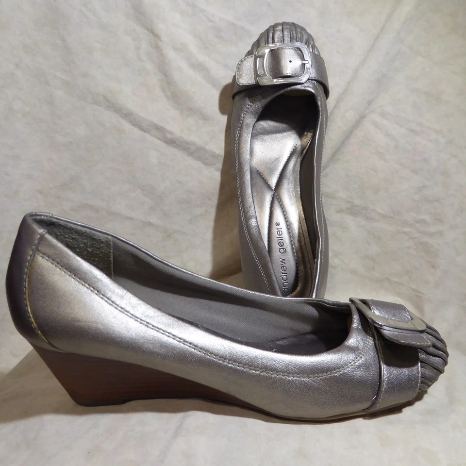 🩰 Zapatos de salón de ballet Andrew Geller tacón de cuña 9,5 M cuero plateado; punta Ruche; correa Foto 2 de 4