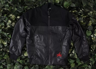 $250 NIKE AIR JORDAN XI 72 10 PINNACLE JACKET sz Small BLACK RED