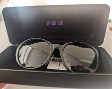 Lunettes De Soleil Anna Sui Pour Femme - Modèle AS862 001 - Noir - Neuf Avec étiquettes - Fabriqué En Italie