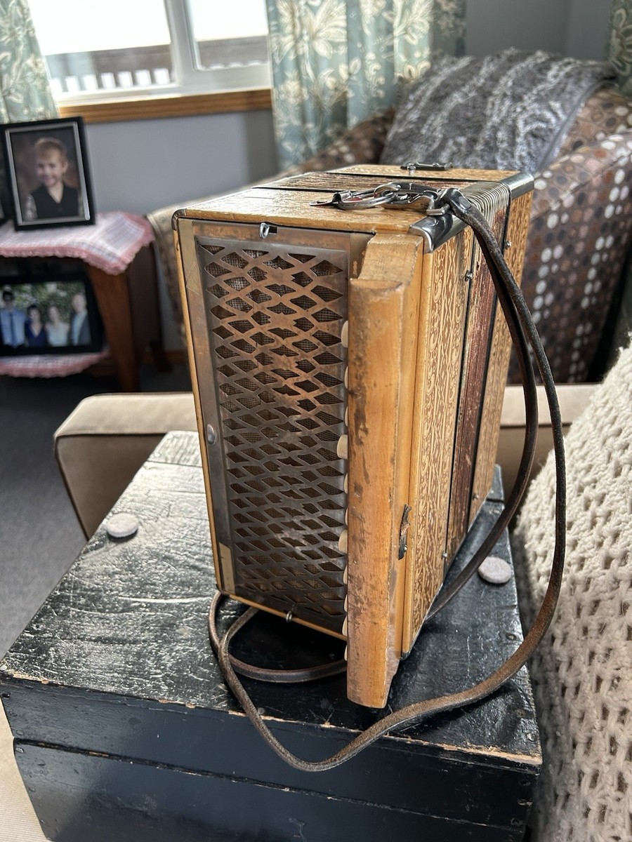 Vintage - Hohner Pressed Wood C/F Diatonic 29 Key Accordion