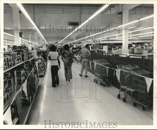 1977 Press Photo Shoppers Passing Closed Area at Department Store - hpa14043