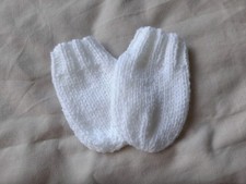 HANDGESTRICKTE WEISSE BABY FÄUSTLINGE GRÖSSE 0-3 MONATE