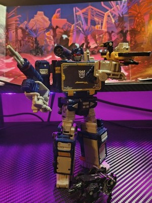 Transformers Legacy United G1 Soundwave with Buzzsaw and Ravage