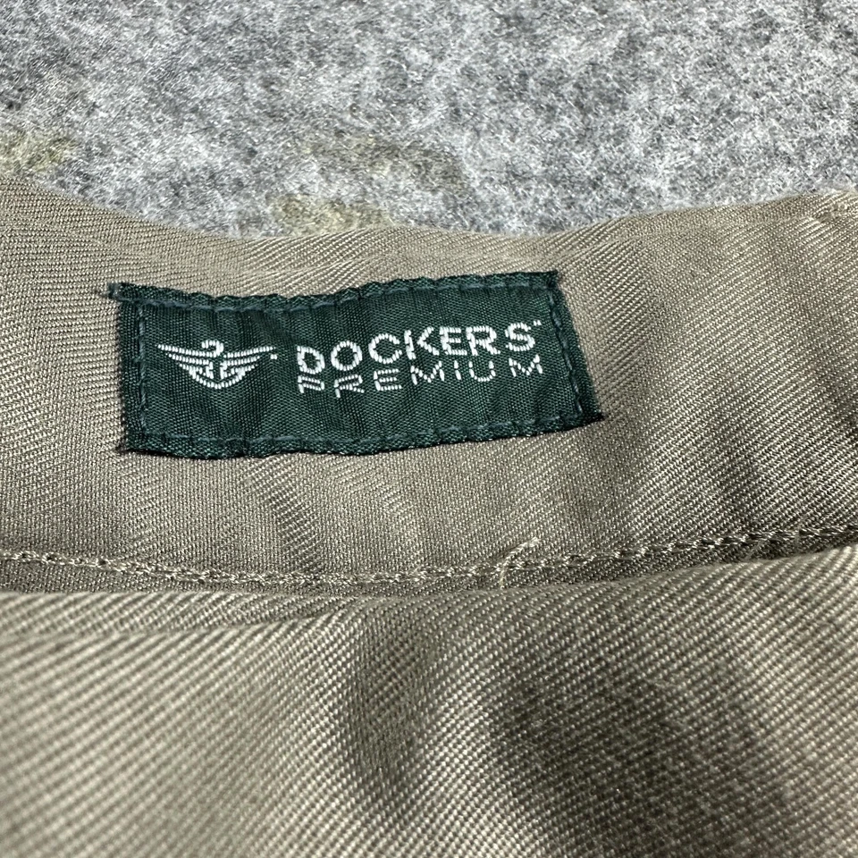 Pantalones de vestir Dockers 30x30 (se adapta a 28x30) pantalones caqui plisados delanteros con puños Foto 3 de 4