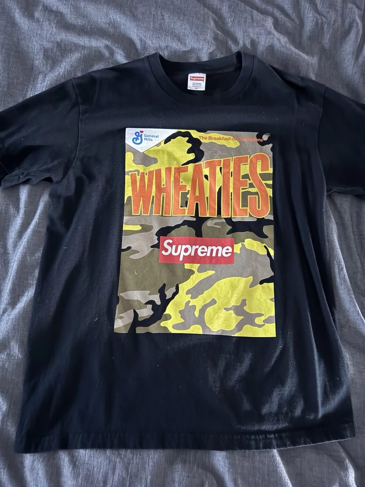 Tee shirt noir Supreme Wheaties Box logo taille moyenne camouflage bogo