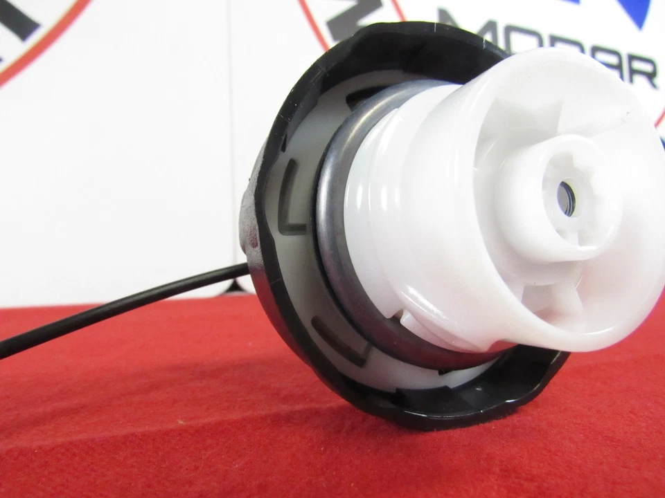 DODGE CHALLENGE tampa de gás de enchimento de combustível sem travamento com amarração NOVO FABRICANTE DE EQUIPAMENTO ORIGINAL MOPAR - Imagem 3 de 4