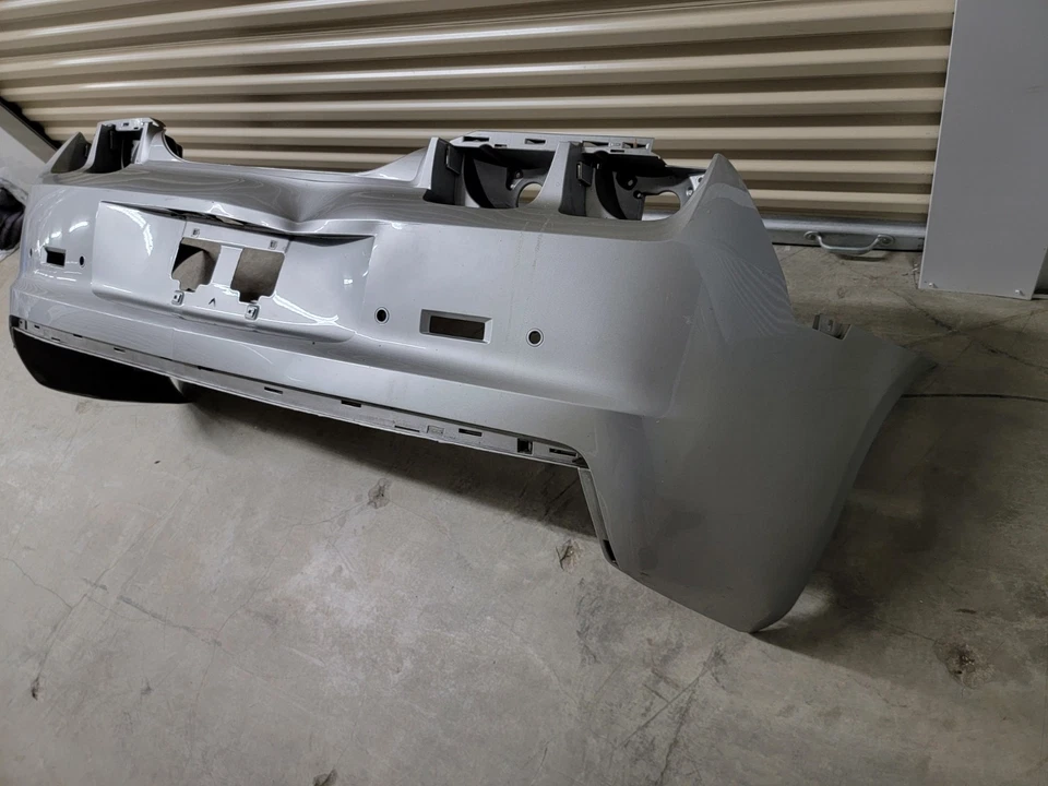 2010 2013 CHEVY CAMARO TAMPA DE PARA-CHOQUE TRASEIRO FABRICANTE DE EQUIPAMENTO ORIGINAL - Imagem 2 de 4