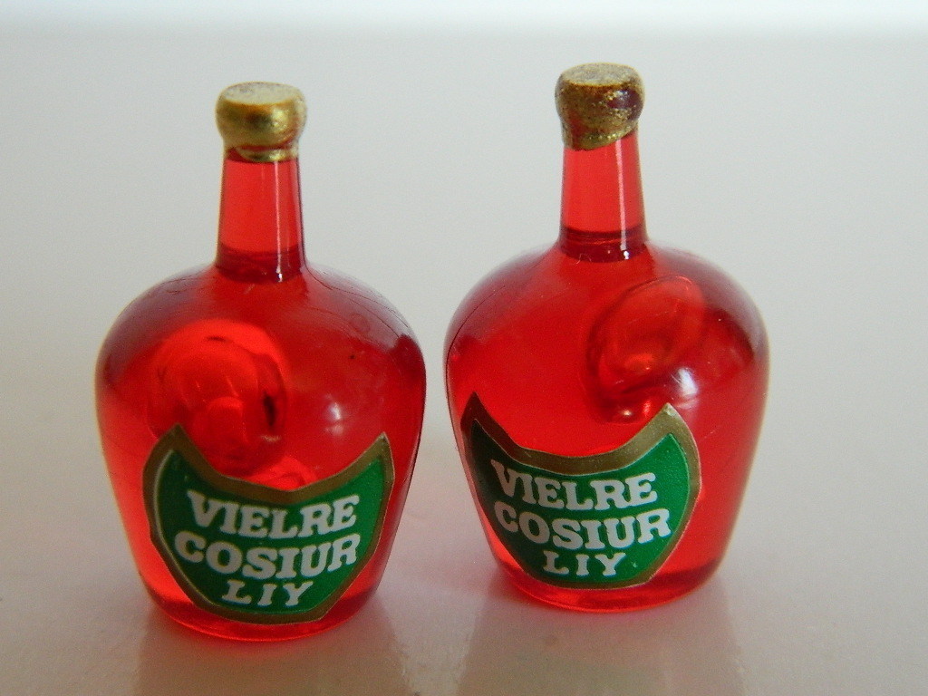 (F29)1/12th scale DOLLS HOUSE FOOD/DRINK : TWO PLASTIC LIQUEUR BOTTLES