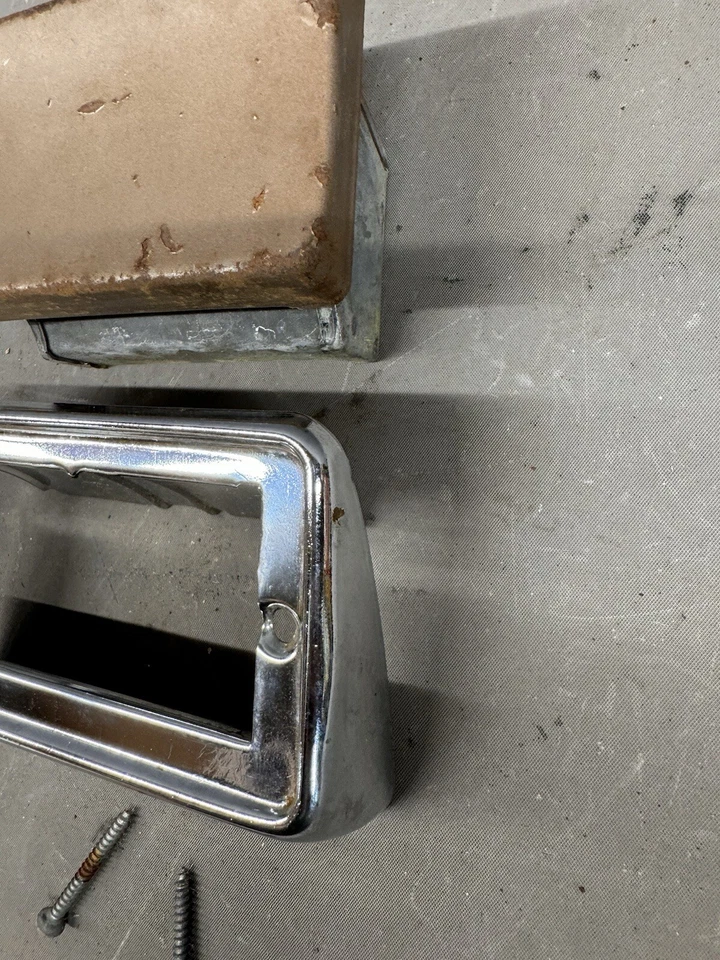 Ford Galaxie 500 1961-1964 Merodeador Asiento Trasero Cenicero Moldura Tablero Foto 3 de 4