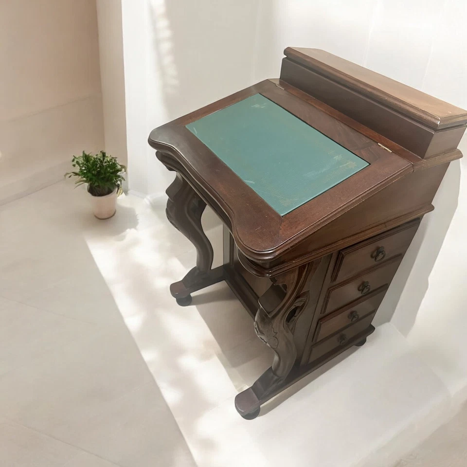 Escritorio de artista vintage Davenport Captains caoba victoriano con incrustaciones de cuero verde Foto 3 de 4