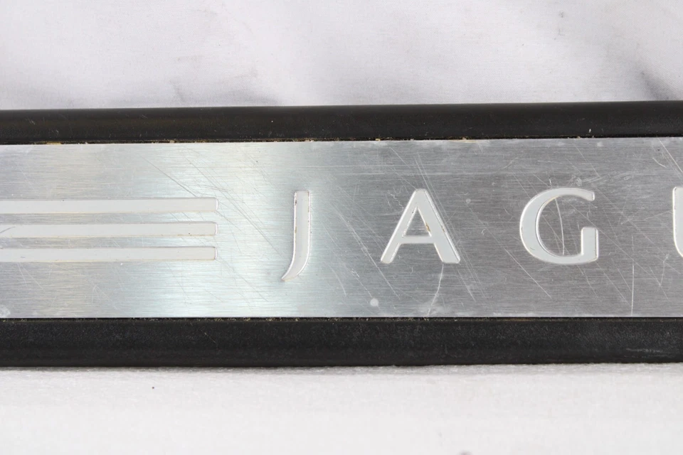 Jaguar XF XFR XFR-S 2009-2015 umbral de la puerta del conductor delantero izquierdo placa de desgaste cubierta de moldura Foto 3 de 4