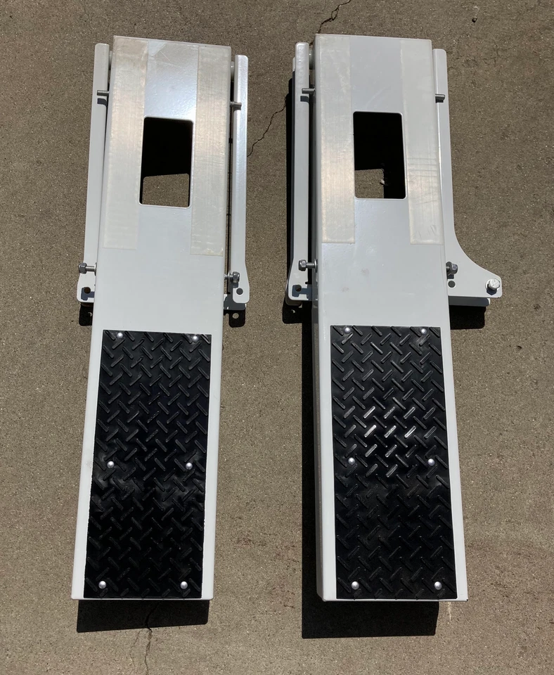 Escalera abatible lateral Kargo Master LH - 40943 - Para furgonetas compactas, ver notas Foto 2 de 4