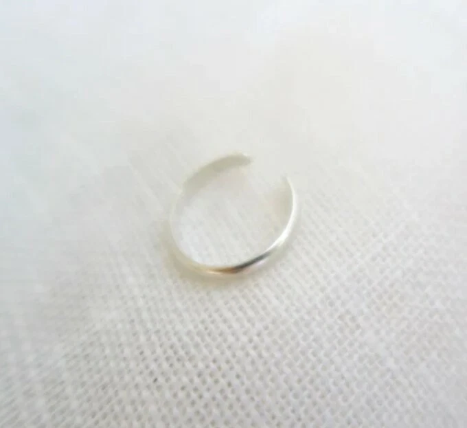 Anillo de dedo ajustable para mujer de metal macizo de plata de ley 925 enchapado en oro blanco Foto 2 de 4