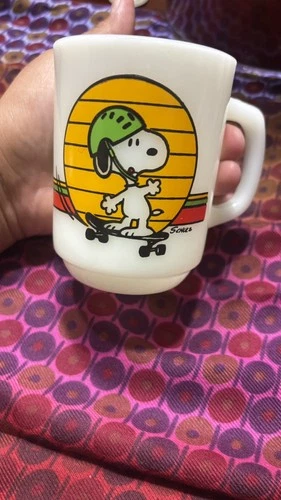 1958 FIRE KING Anchor Hocking SNOOPY Skate Boarding Milk Glass Mug Vintage RARE