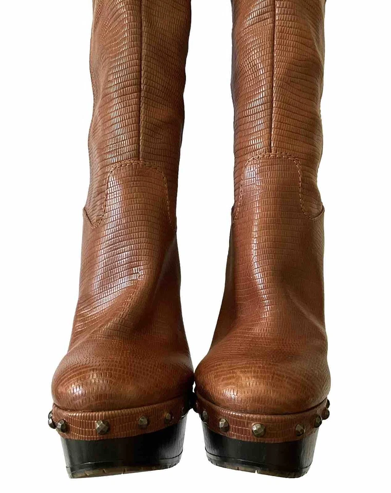 NUEVO SIN ETIQUETAS BALDAN hasta el muslo bronceado cuero en relieve con latón tachonado en el tacón EU 38 Foto 3 de 4