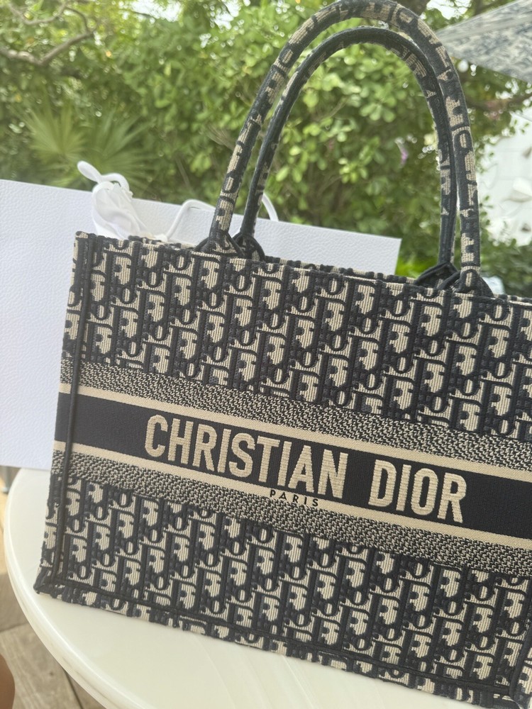 Stylish and Durable Canvas Tote Bag for Everyday Use