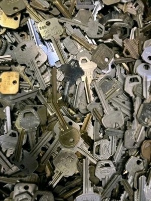 Assorted Lot of  Misc Cut  Keys 1 Pound (LB) House Car Etc Craft Decor Metal