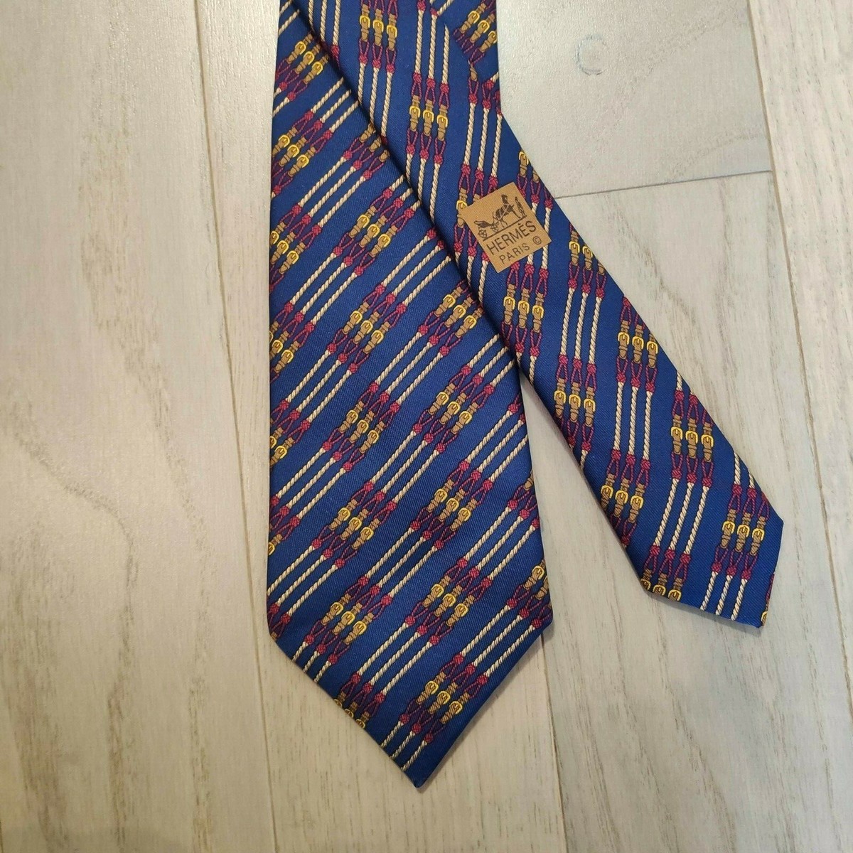 Cravate HERMES Paris En Pure Soie - Modèle 706 OA, Motif Géométrique Multicolore - Occasion Très Bon état