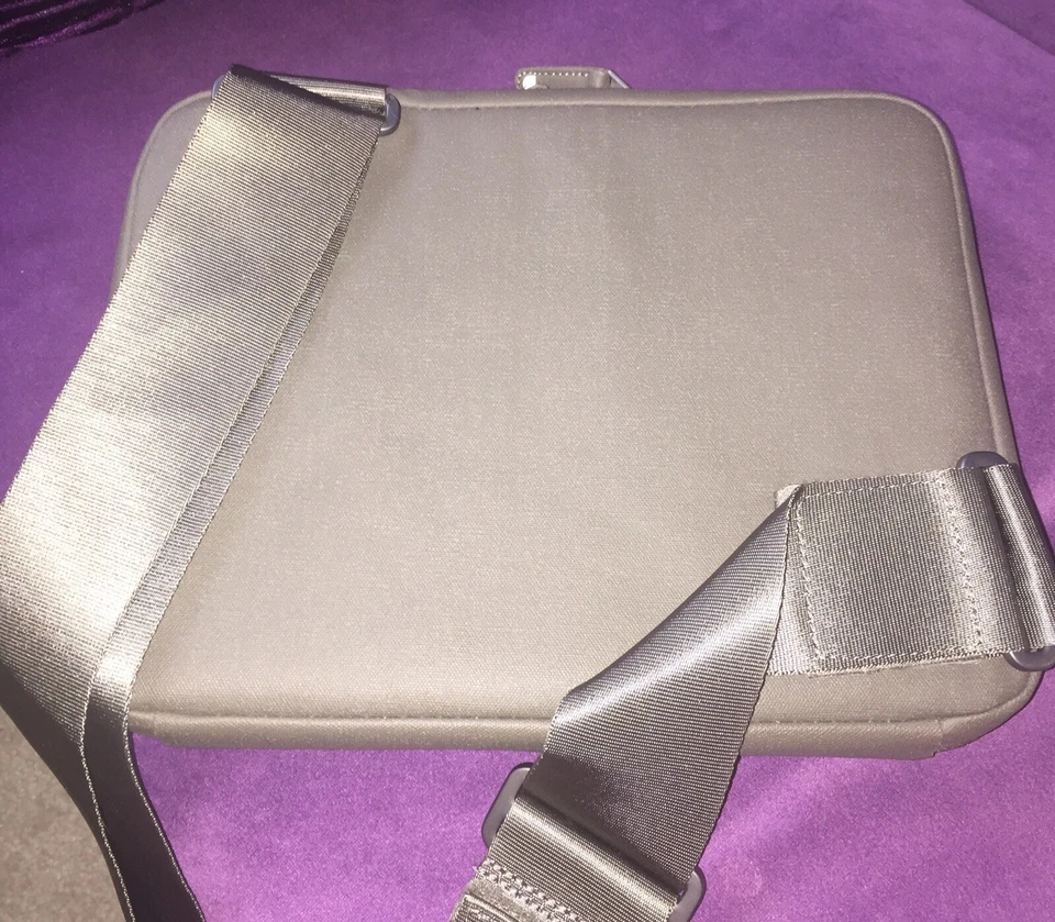 Incase Tablet or iPad Carrying Case w/Strap Textured Sleeve Padded Zipper NWOT - Image 2 of 4