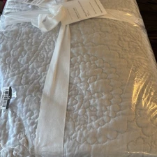POTTERY BARN BELGIAN FLAX LINEN FLORAL STITCH QUILT, KING /CAL KING ~ Soft Gray-