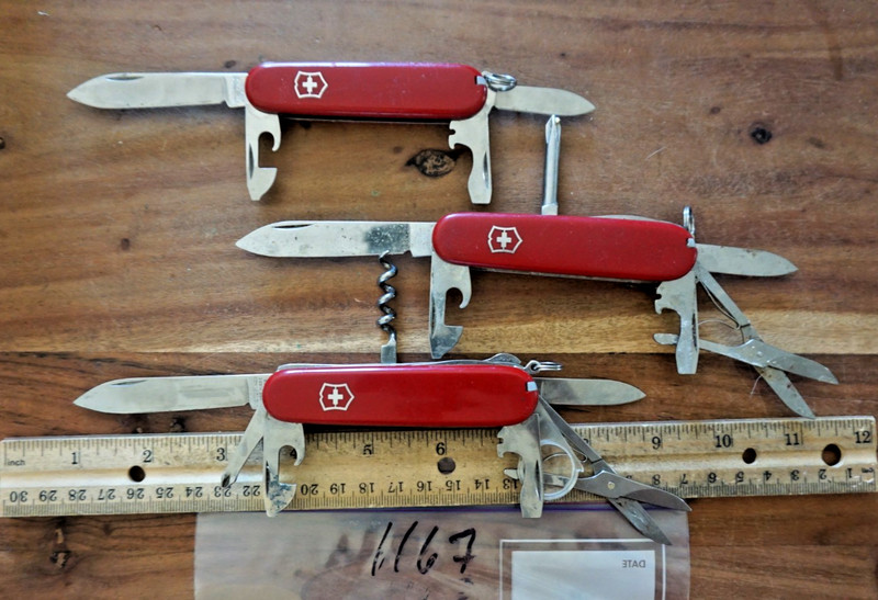 1167   3 assorted Victorinox (Swiss Army) pocket knives