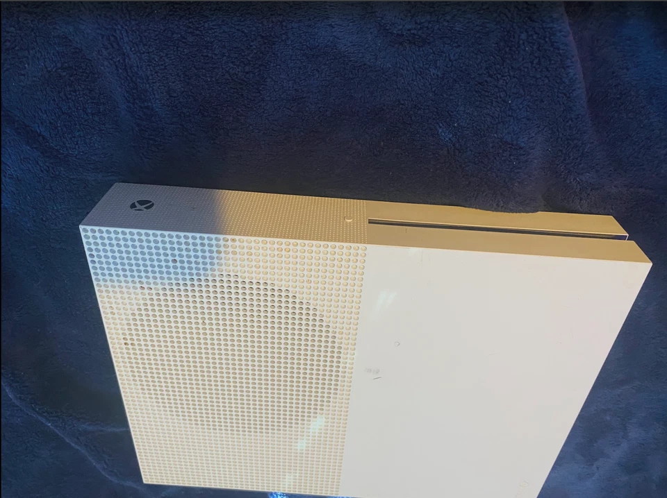 Xbox One S in good working condition. Clean, tested, and ready to play - Image 3 of 4