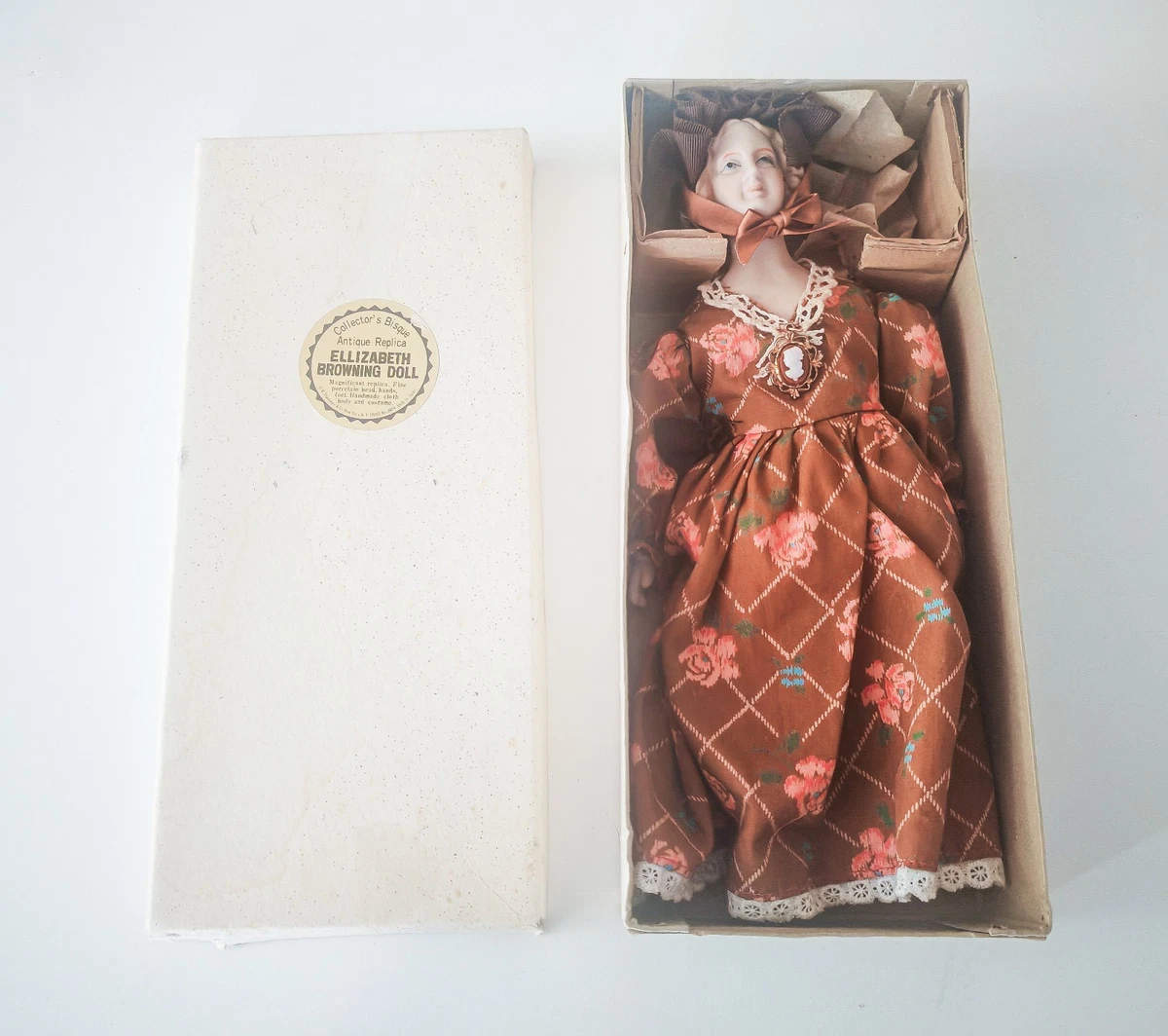 LOT DE 4 poupées en porcelaine dont un Arlequin EUR 60,00 - FR LOT DE 4 poupées en porcelaine dont un Arlequin EUR 60,00 - FR