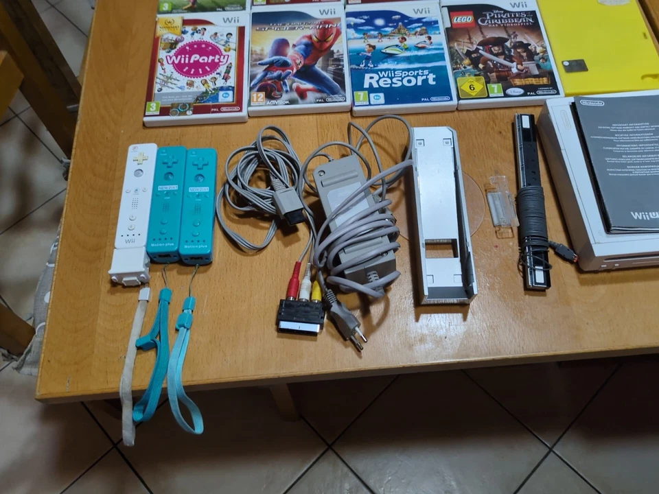 Nintendo Wii + 10 giochi originali + 3 controller + accessori (Senza Scatola) - Immagine 3 di 4