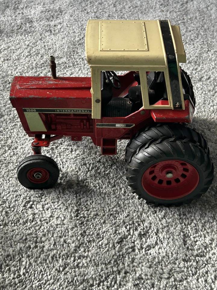 Tractor de juguete Ertl International Harvester con remolque y accesorio de arado  Foto 2 de 4