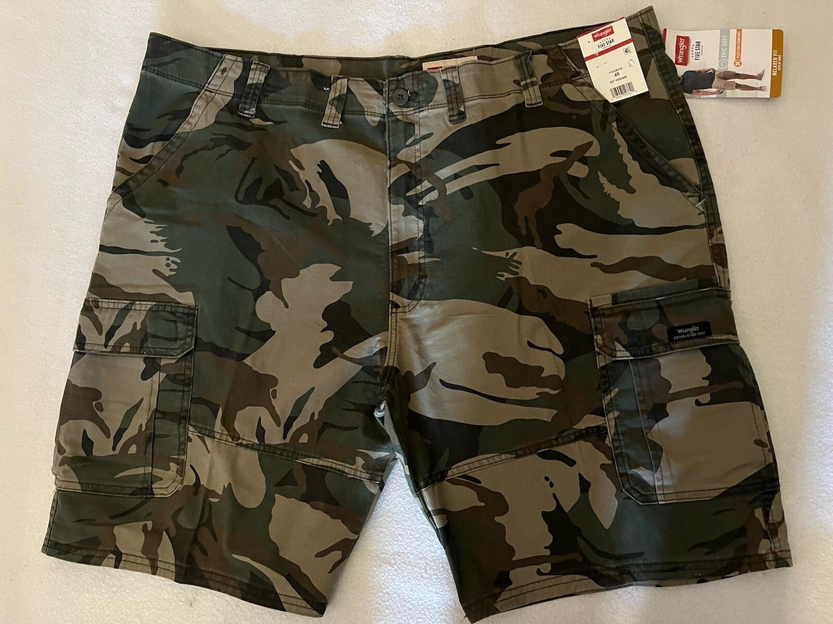 Men's Wrangler Star Relaxed Epic Soft Cargo Shorts Green Camo